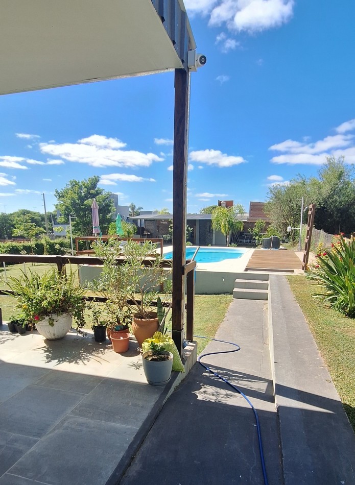 VENTA, muy buena casa NUEVA con pileta y vistas al Rio