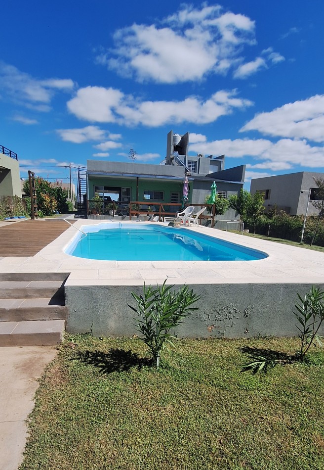 VENTA, muy buena casa NUEVA con pileta y vistas al Rio