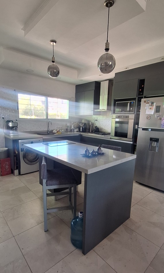 VENTA, muy buena casa NUEVA con pileta y vistas al Rio