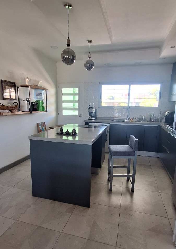 VENTA, muy buena casa NUEVA con pileta y vistas al Rio