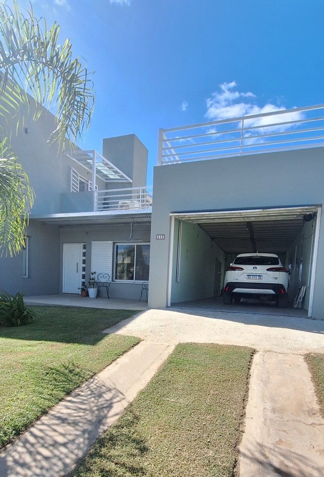 VENTA, muy buena casa NUEVA con pileta y vistas al Rio