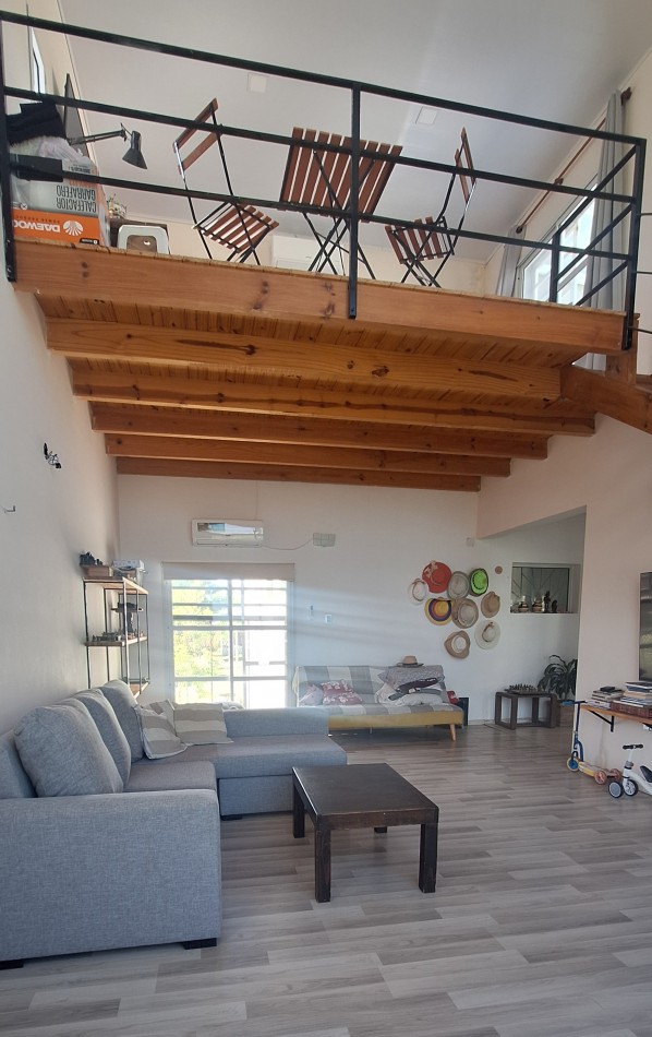 VENTA, muy buena casa NUEVA con pileta y vistas al Rio