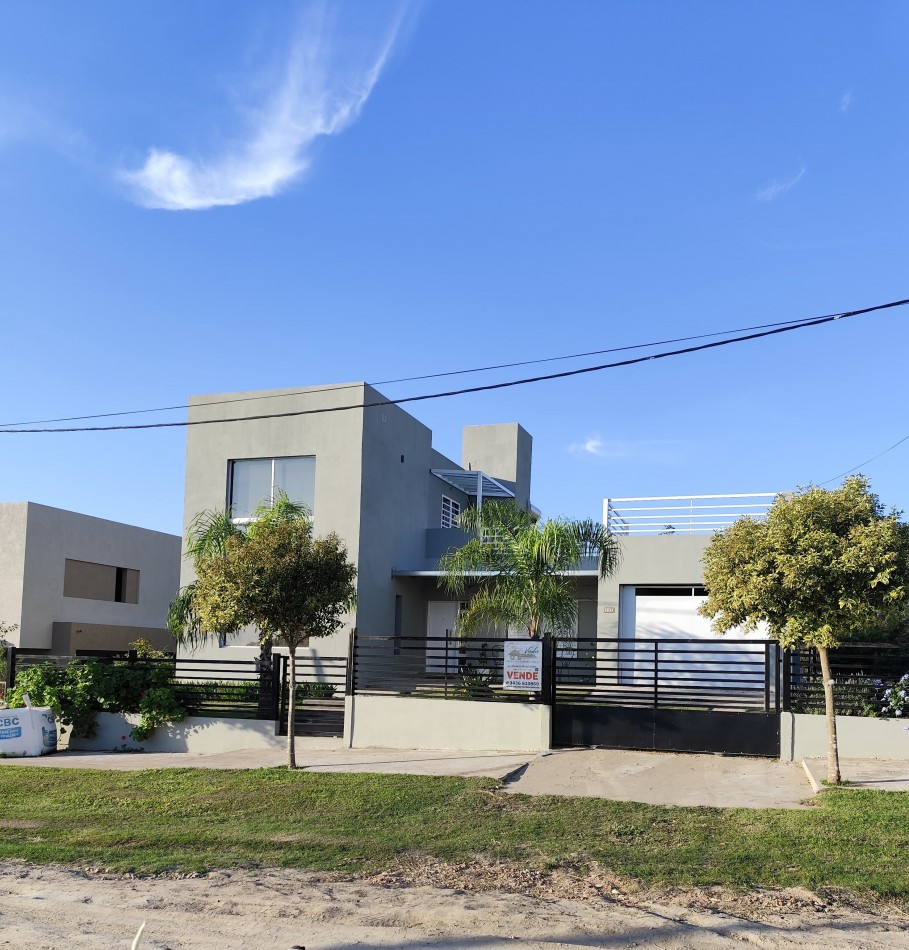 VENTA, muy buena casa NUEVA con pileta y vistas al Rio