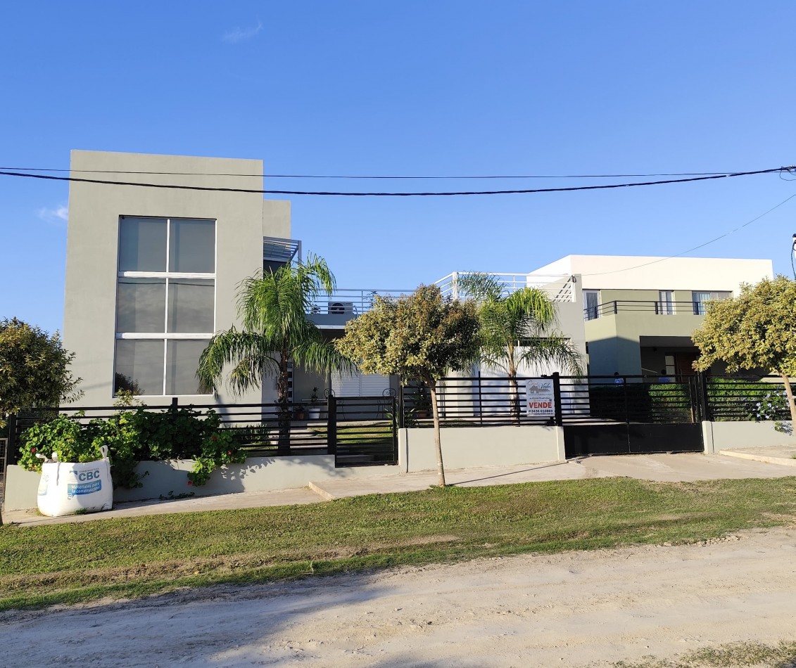 VENTA, muy buena casa NUEVA con pileta y vistas al Rio