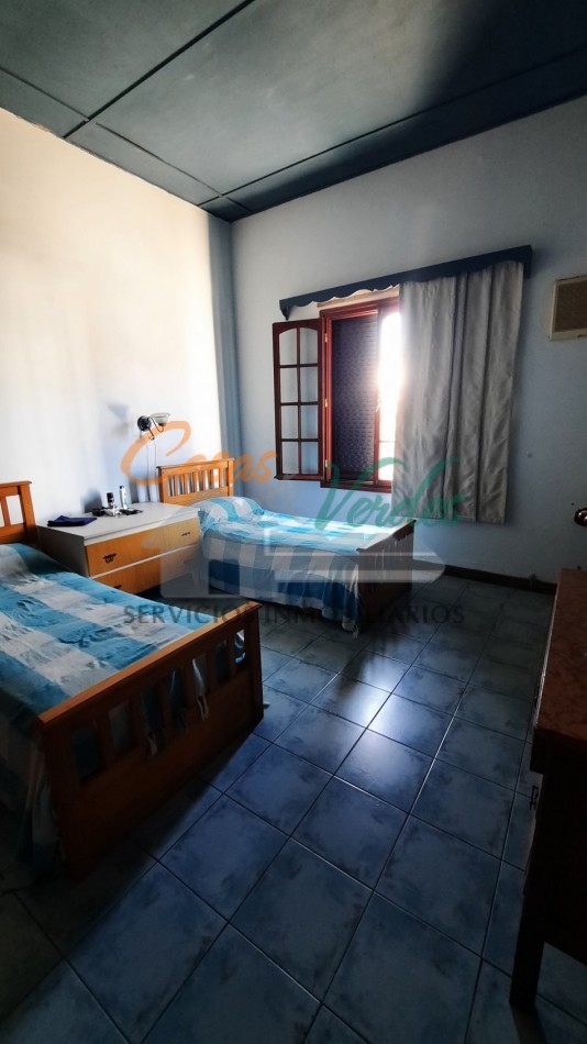 VENTA importante propiedad en pleno centro, 3 dorm, 3 baños, quincho con depto, pileta, todos los servicios, exclente estado general