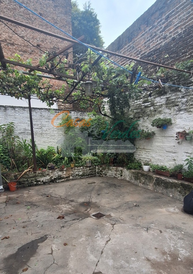 Casa centrica, 2/3 dorm, con todos los servicios, buen estado general