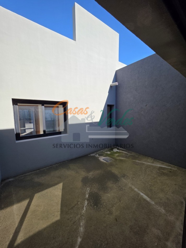 VENTA - Casa A ESTRENAR / Dos dormitorios, patio, asfalto