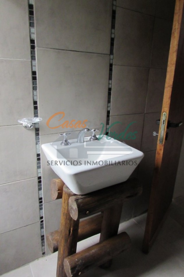 VENTA. Excelente propiedad. Zona residencial sobre Bvar zona hacia costanera. Dos baños. Dos dorm. Amplio patio. Cochera.