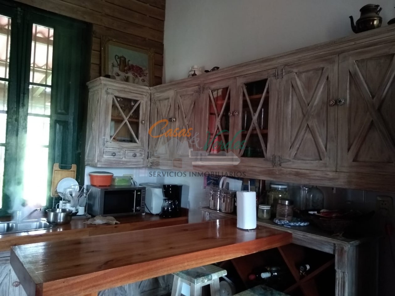 ENORME y HERMOSA casa, a metros del rio y costanera, muy buen parque, pileta, 9 ambientes 3 baños, cochera, gas natural