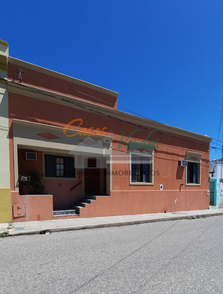 VENTA importante propiedad en pleno centro, 3 dorm, 3 baños, quincho con depto, pileta, todos los servicios, exclente estado general