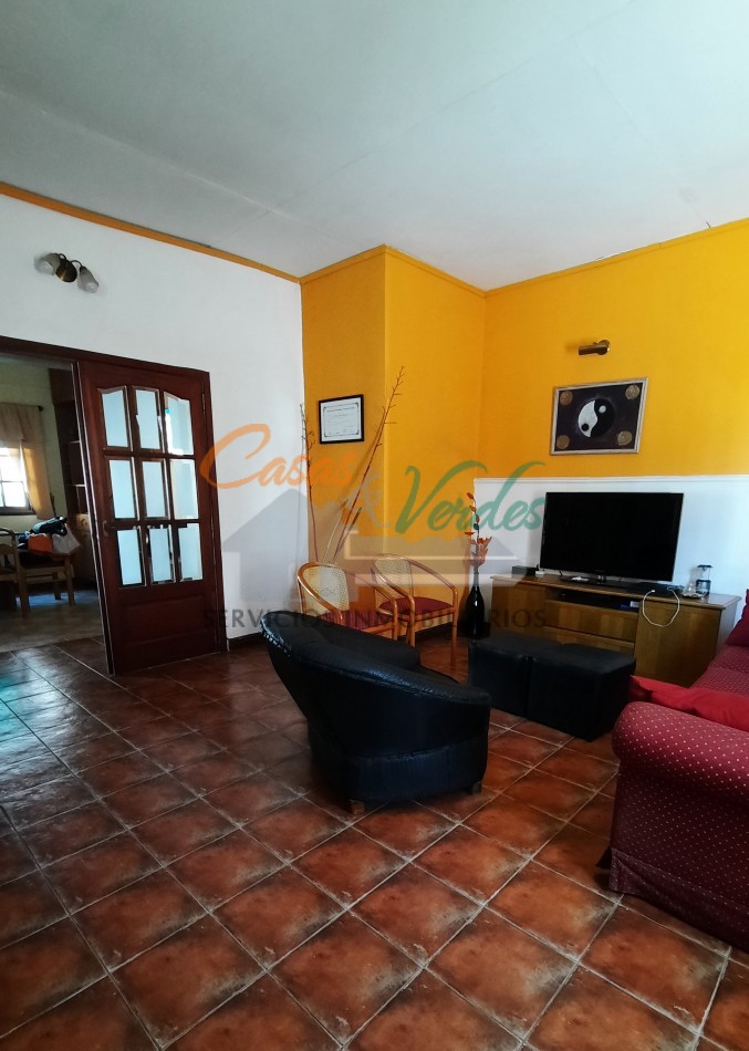 VENTA importante propiedad en pleno centro, 3 dorm, 3 baños, quincho con depto, pileta, todos los servicios, exclente estado general