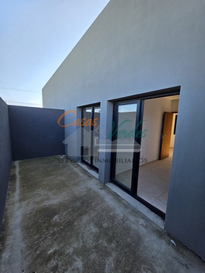 VENTA - Casa A ESTRENAR / Dos dormitorios, patio, asfalto