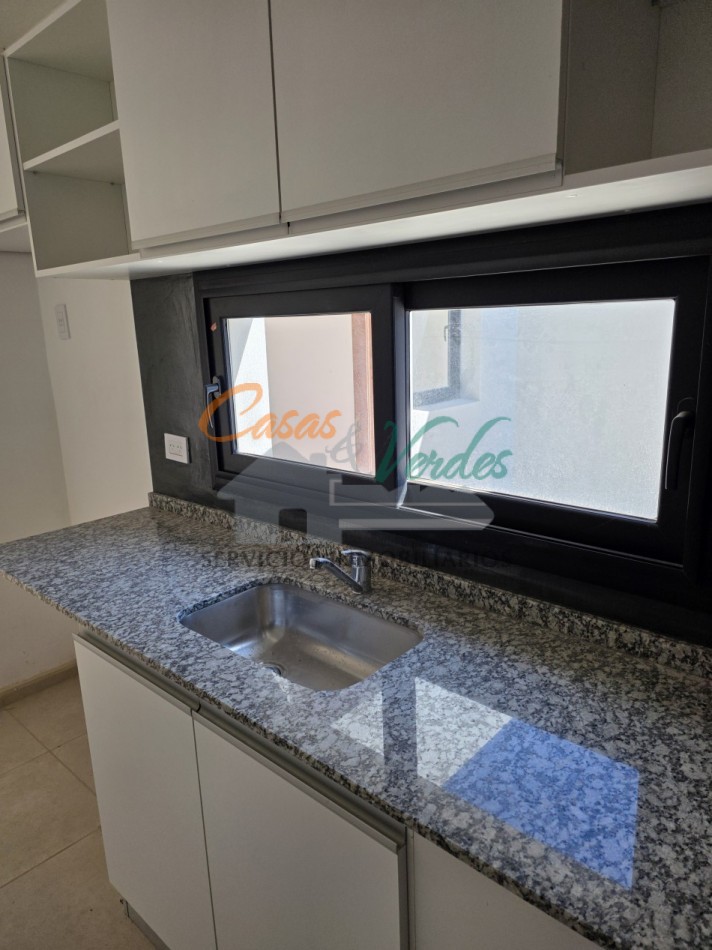 VENTA - Casa A ESTRENAR / Dos dormitorios, patio, asfalto