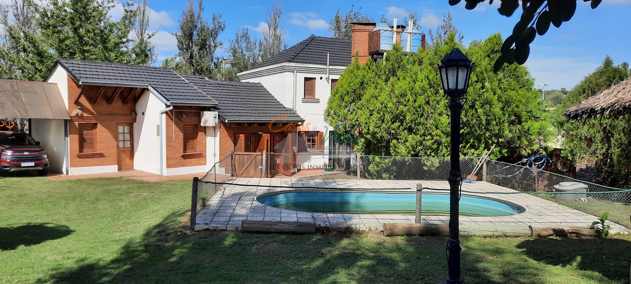 VENTA, hermosa casa con 3 dorm, 2 baños,  pileta, parque, excelente ubicacion, Perfecto estado