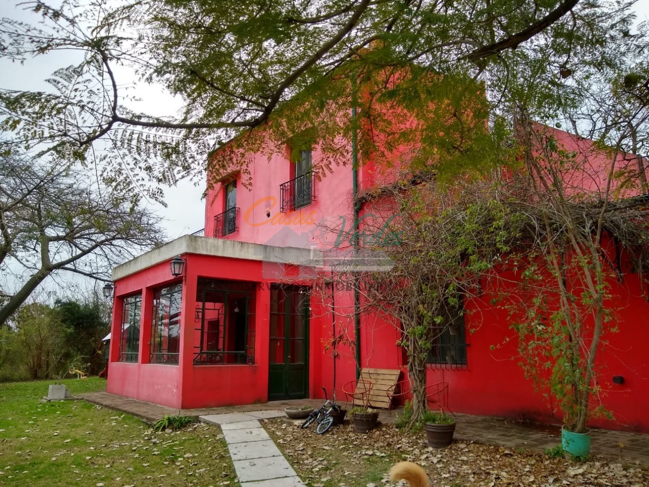 ENORME y HERMOSA casa, a metros del rio y costanera, muy buen parque, pileta, 9 ambientes 3 baños, cochera, gas natural