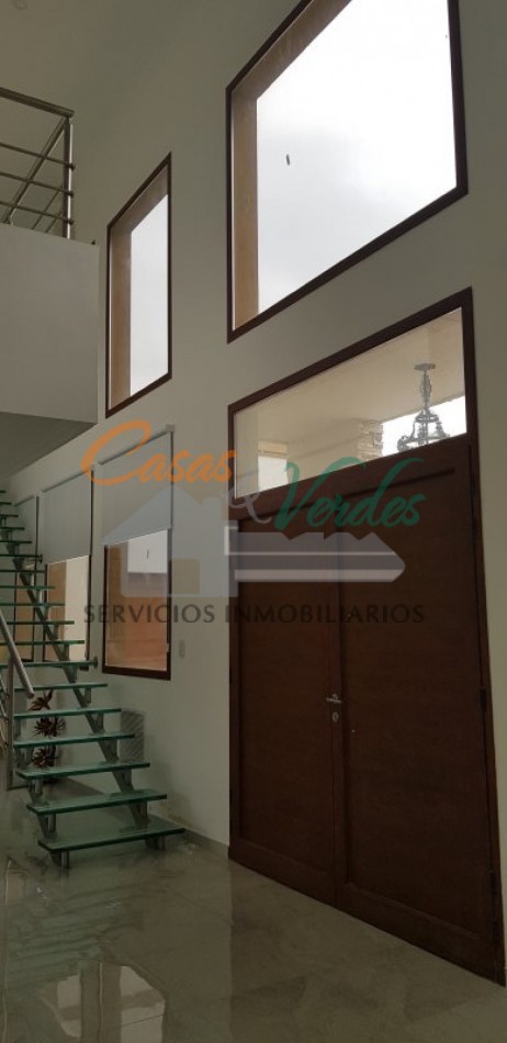 VENTA, casa en Country Solar de Victoria, amplios ambientes, quincho cerrado, pileta, cochera para embarcacion con malacate, todos los servicios