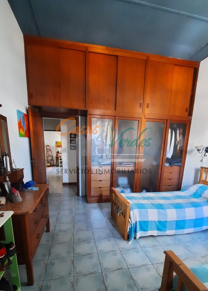 VENTA importante propiedad en pleno centro, 3 dorm, 3 baños, quincho con depto, pileta, todos los servicios, exclente estado general