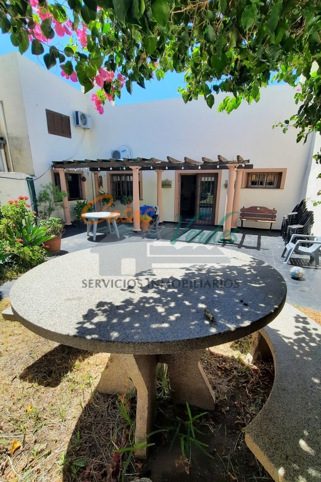 VENTA importante propiedad en pleno centro, 3 dorm, 3 baños, quincho con depto, pileta, todos los servicios, exclente estado general