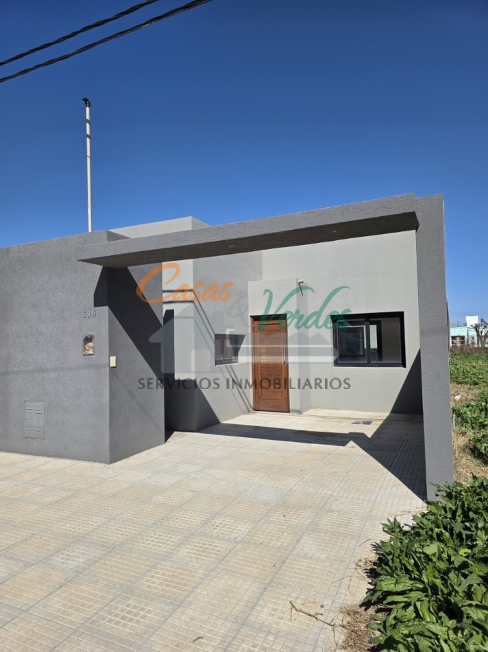 VENTA - Casa A ESTRENAR / Dos dormitorios, patio, asfalto