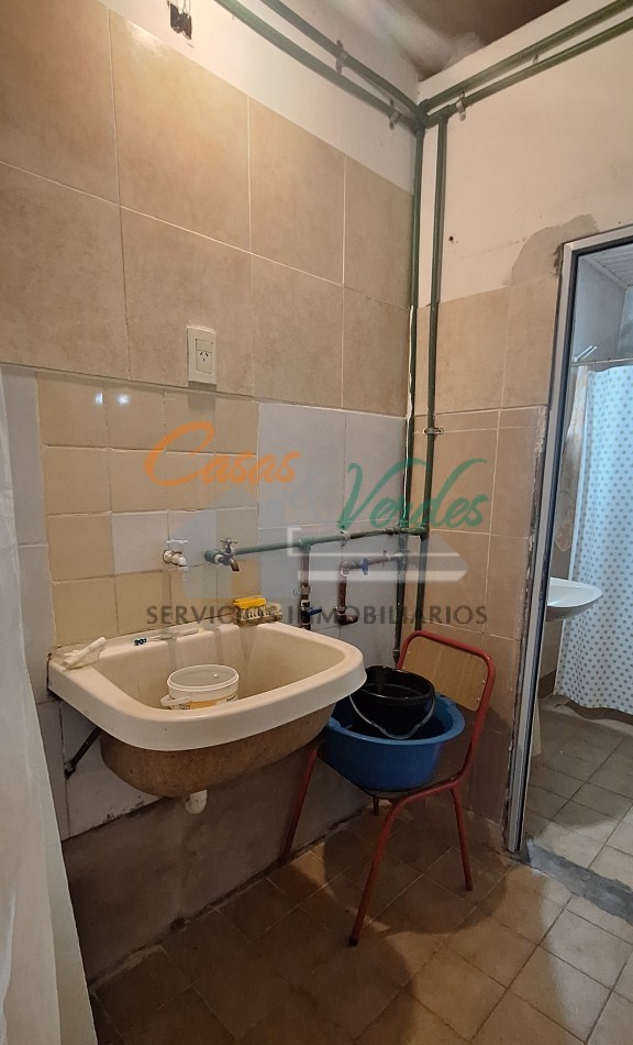 Casa centrica, 2/3 dorm, con todos los servicios, buen estado general