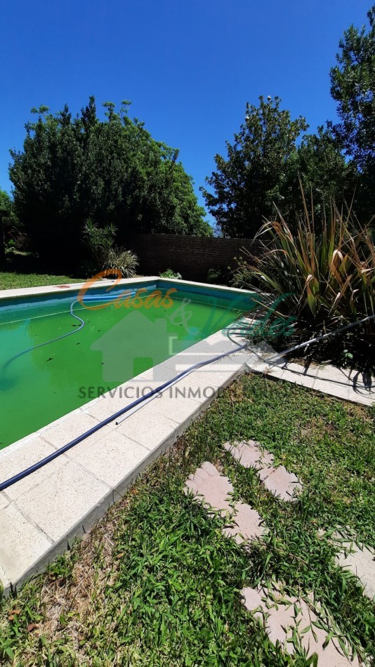 VENTA importante propiedad en pleno centro, 3 dorm, 3 baños, quincho con depto, pileta, todos los servicios, exclente estado general