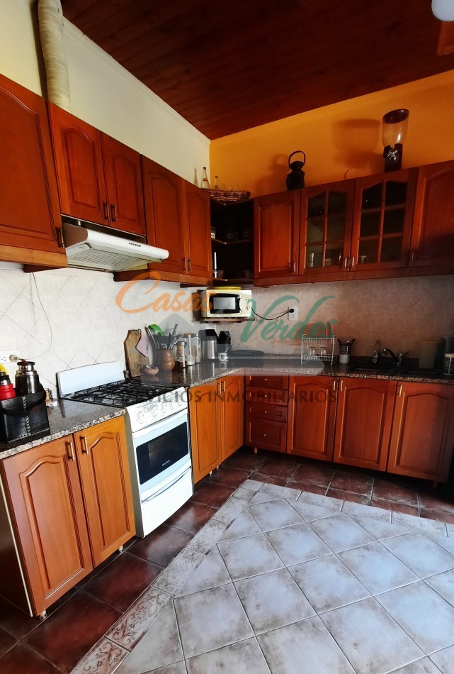 VENTA importante propiedad en pleno centro, 3 dorm, 3 baños, quincho con depto, pileta, todos los servicios, exclente estado general