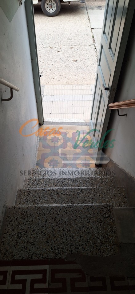 Casa centrica, 2/3 dorm, con todos los servicios, buen estado general