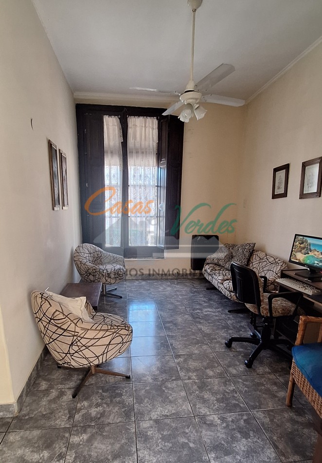 OPORTUNIDAD casa Antigua, pleno centro ESQUINA