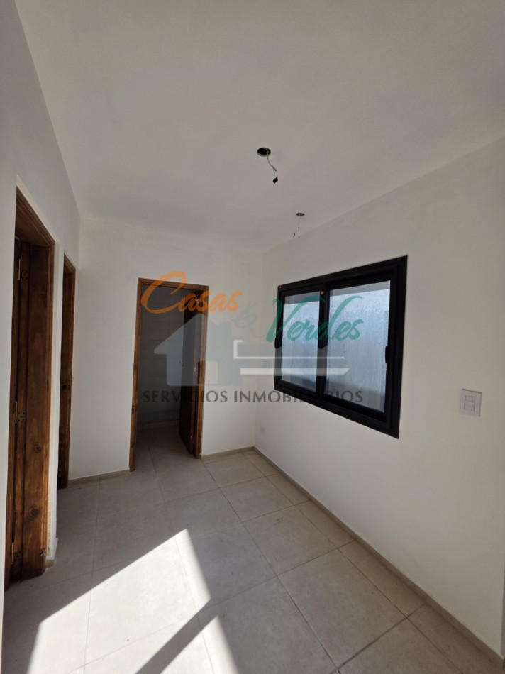 VENTA - Casa A ESTRENAR / Dos dormitorios, patio, asfalto