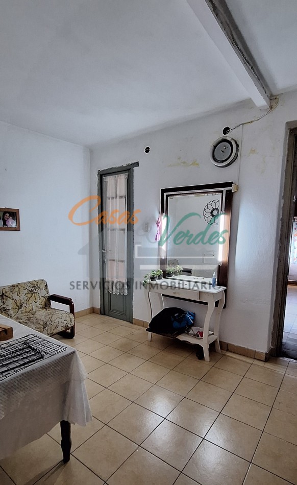 Casa centrica, 2/3 dorm, con todos los servicios, buen estado general