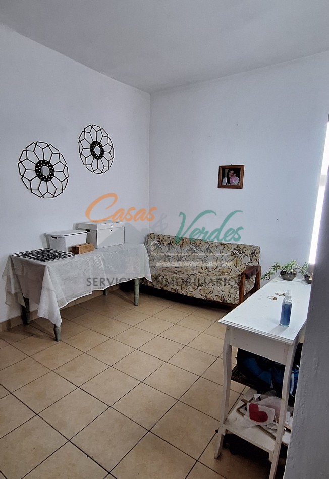 Casa centrica, 2/3 dorm, con todos los servicios, buen estado general