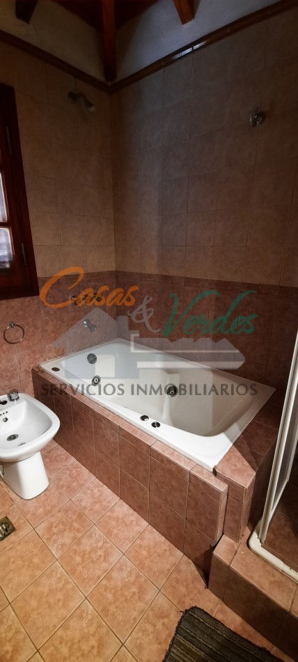 VENTA, hermosa casa con 3 dorm, 2 baños,  pileta, parque, excelente ubicacion, Perfecto estado