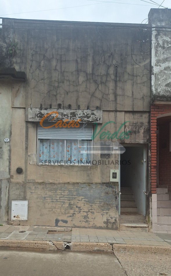 Casa centrica, 2/3 dorm, con todos los servicios, buen estado general