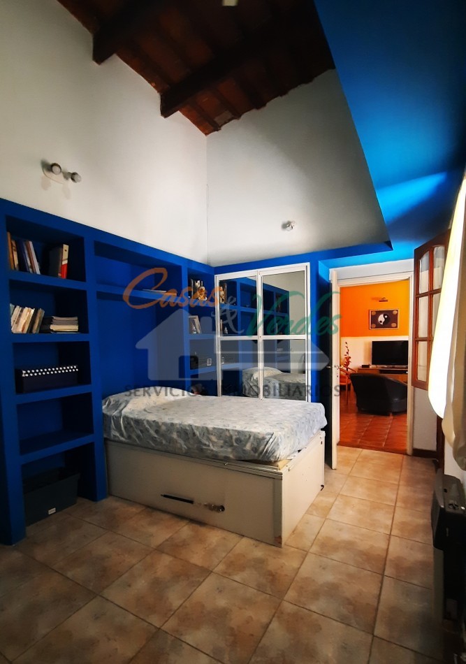 VENTA importante propiedad en pleno centro, 3 dorm, 3 baños, quincho con depto, pileta, todos los servicios, exclente estado general