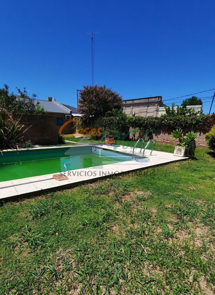 VENTA importante propiedad en pleno centro, 3 dorm, 3 baños, quincho con depto, pileta, todos los servicios, exclente estado general