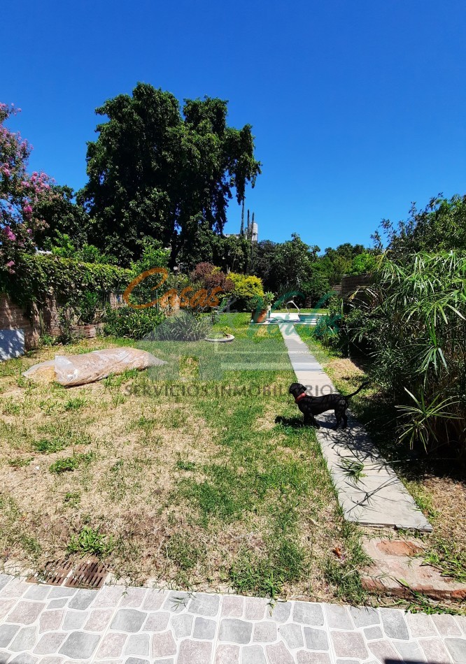 VENTA importante propiedad en pleno centro, 3 dorm, 3 baños, quincho con depto, pileta, todos los servicios, exclente estado general