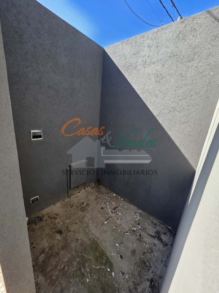 VENTA - Casa A ESTRENAR / Dos dormitorios, patio, asfalto
