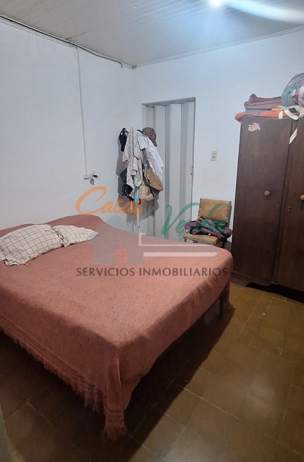 Casa centrica, 2/3 dorm, con todos los servicios, buen estado general