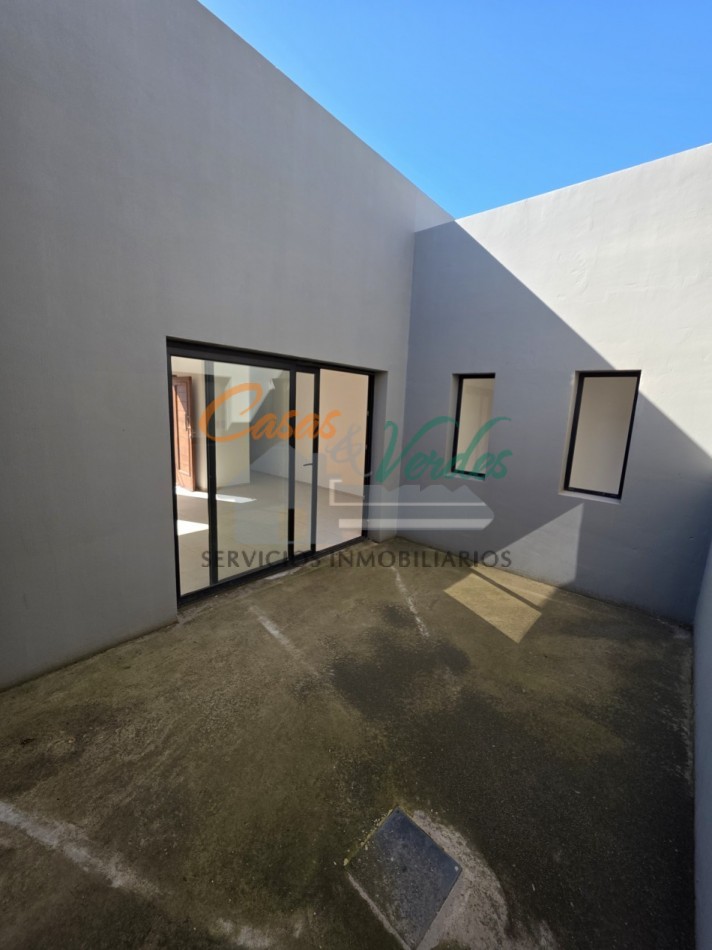 VENTA - Casa A ESTRENAR / Dos dormitorios, patio, asfalto