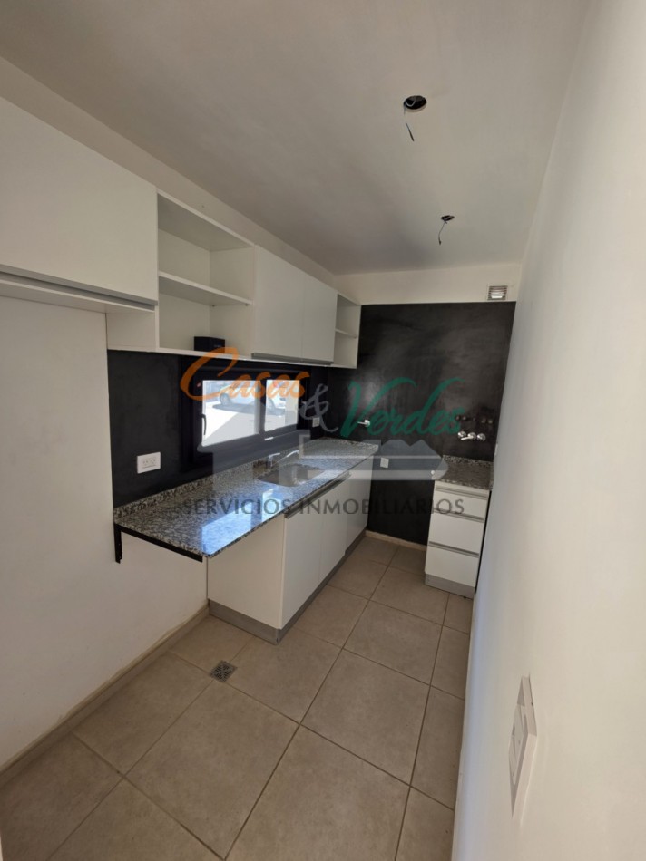 VENTA - Casa A ESTRENAR / Dos dormitorios, patio, asfalto