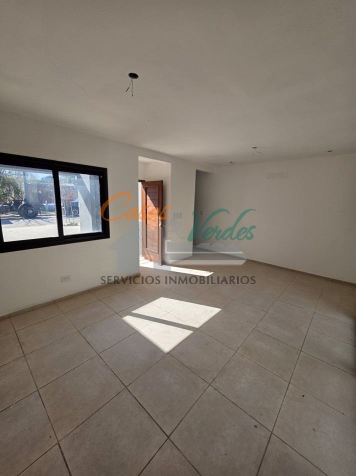 VENTA - Casa A ESTRENAR / Dos dormitorios, patio, asfalto
