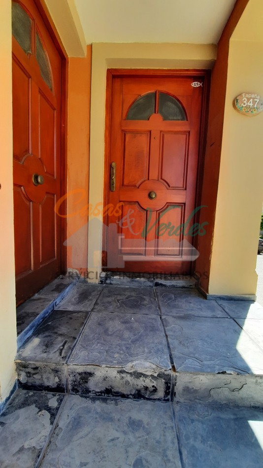 VENTA importante propiedad en pleno centro, 3 dorm, 3 baños, quincho con depto, pileta, todos los servicios, exclente estado general