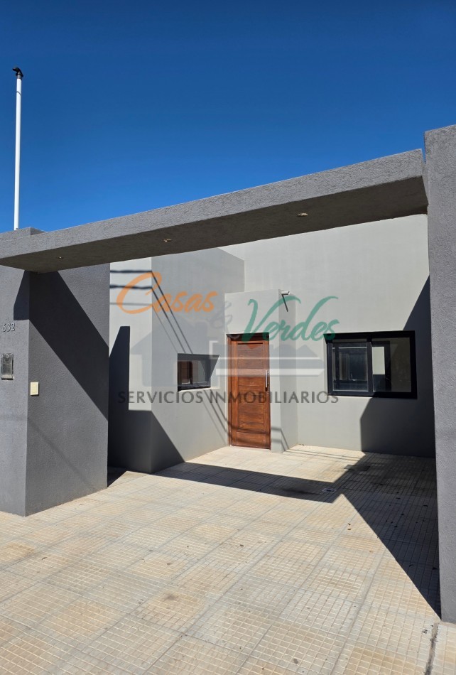 VENTA - Casa A ESTRENAR / Dos dormitorios, patio, asfalto