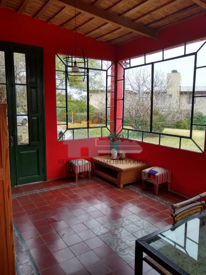 ENORME y HERMOSA casa, a metros del rio y costanera, muy buen parque, pileta, 9 ambientes 3 baños, cochera, gas natural