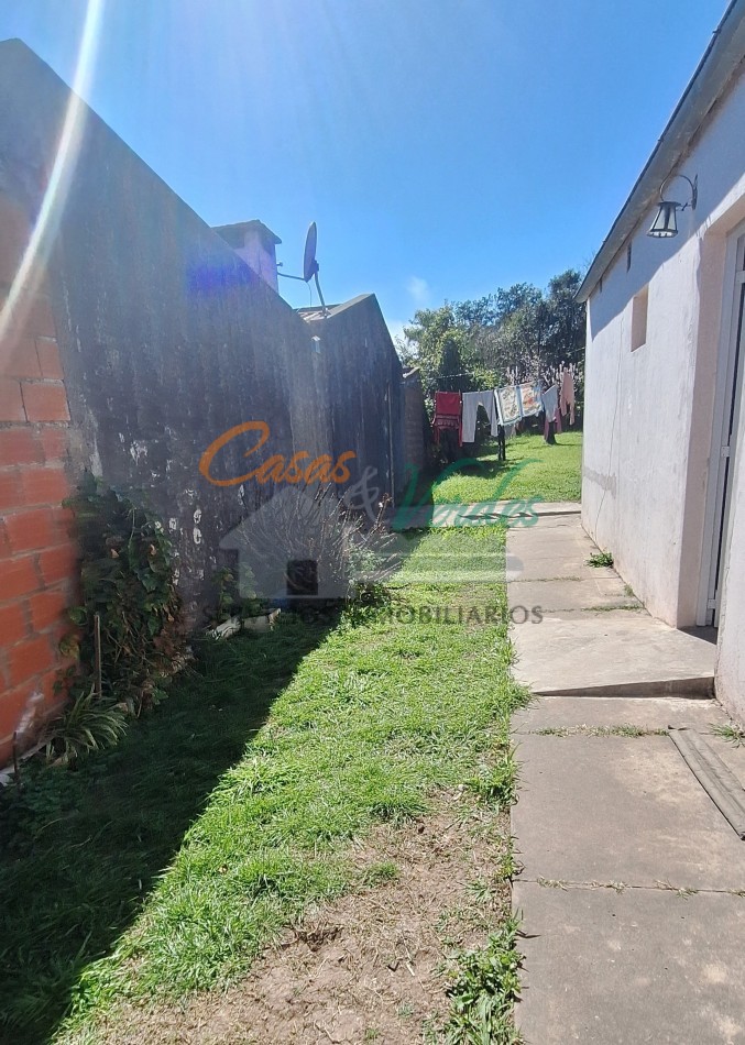 VENTA, casa dos dormitorios, living cocina, MUY AMPLIO PATIO espacio verde