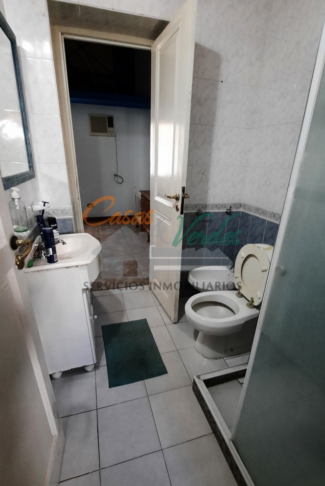 VENTA importante propiedad en pleno centro, 3 dorm, 3 baños, quincho con depto, pileta, todos los servicios, exclente estado general