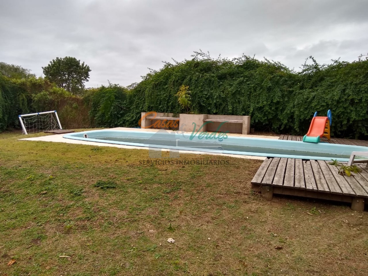 ENORME y HERMOSA casa, a metros del rio y costanera, muy buen parque, pileta, 9 ambientes 3 baños, cochera, gas natural