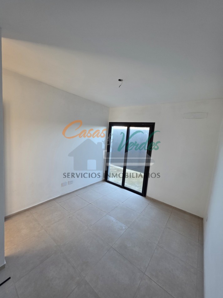 VENTA - Casa A ESTRENAR / Dos dormitorios, patio, asfalto