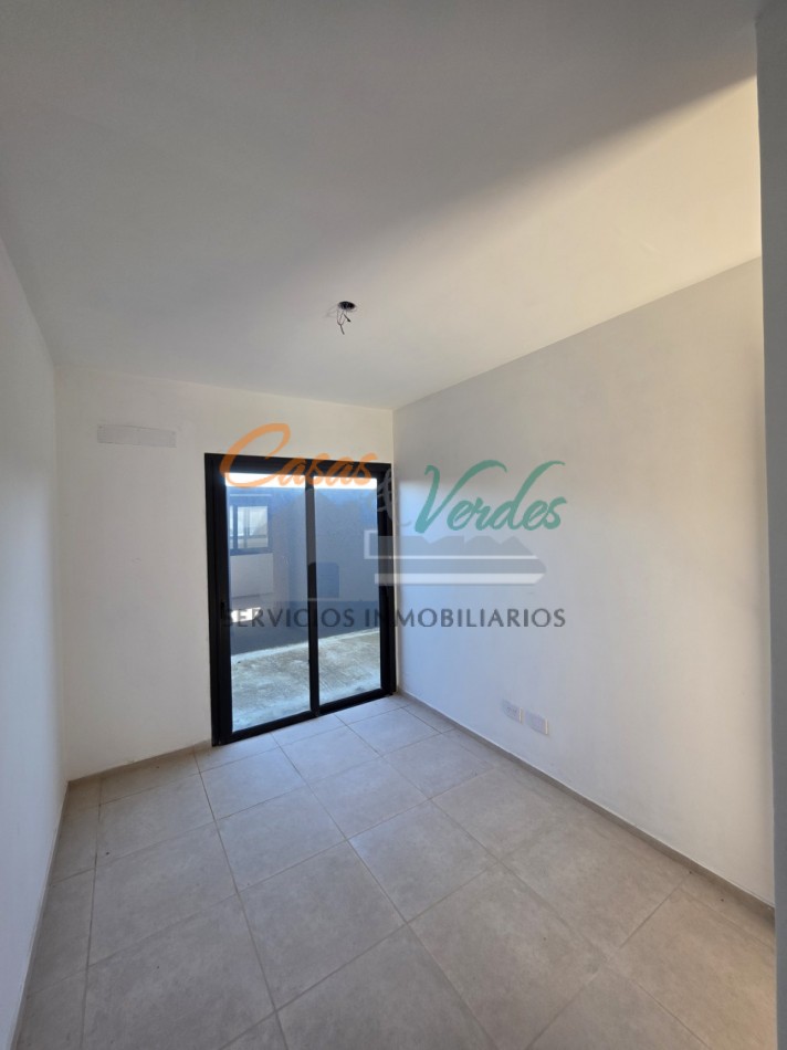 VENTA - Casa A ESTRENAR / Dos dormitorios, patio, asfalto