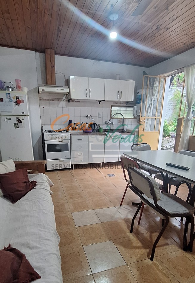 Casa centrica, 2/3 dorm, con todos los servicios, buen estado general